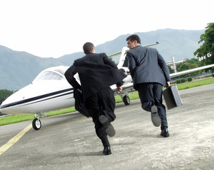 Huyendo en el avión,