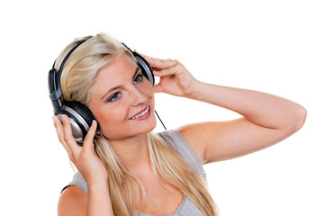 Fototapeta premium Frau mit Kopfhörer hört Musik