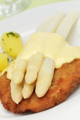 Spargel mit Schnitzel und Sauce Hollandaise