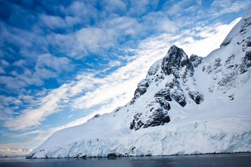 Obraz premium Snow-capped mountains in Antarctica