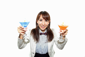両手にカクテルを持った女性