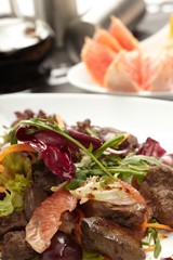 Beef with grapefruit and rucola salad