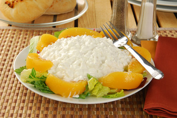 Cottage cheese and peaches