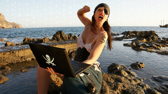 Internetpirateren M&auml;dchen mit Laptop