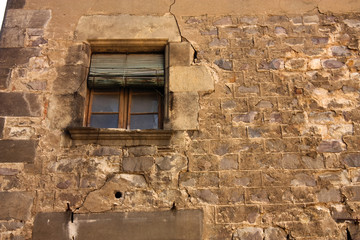 Erosion. House of cracks. City's heritage in danger