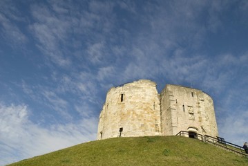 Fototapeta na wymiar Wieża Clifford w mieście York w Północnej Anglii