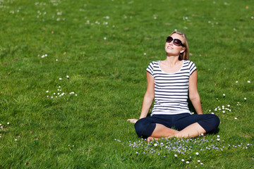 frau entspannt im gras