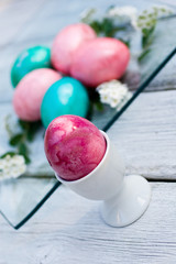 Ostereier, eins im Becher