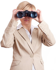 Elegante Frau mit Feldstecher