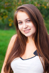 Naklejka premium portrait of a beautiful young woman outdoor