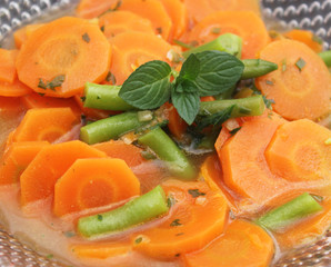 Möhrensuppe mit Bohnen