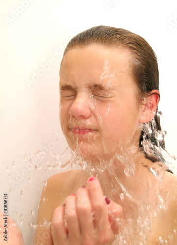 Teenie Under The Shower Stockfotos