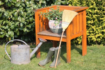 Ruhepause nach Gartenarbeit Stuhl Kanne Reisigbesen Stiefel