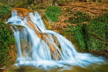 Fototapeta na wymiar Piękna wiosna wodę kaskady na rzece górskiej