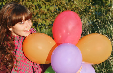 Fototapeta na wymiar young woman with colorful balloons