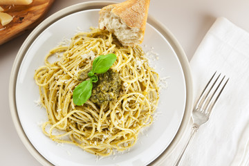 Spaghetti mit Basilikum Pesto von oben