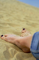 Pieds de femme sur le sable
