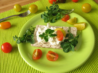 Knäckebrot mit Brunnenkresse-Frischkäse