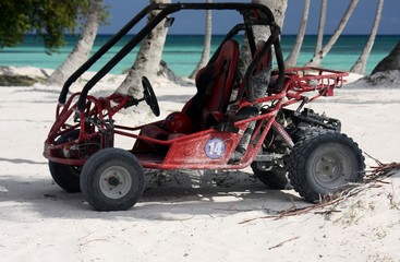 véhicule utilitaire sport sur la plage