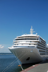 Fototapeta na wymiar Cruise ship in port