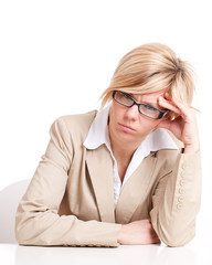Blonde Frau mit Kopfschmerzen