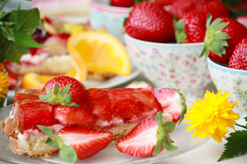 frisches Stück Erdbeerkuchen