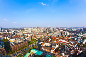 Fototapeta na wymiar Pejzaż z Hamburga od słynnej wieży Michaelis