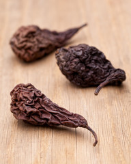 Mehrere getrocknete Birnen auf Holz