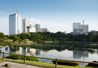 Obraz premium city park and skyline in tokyo japan