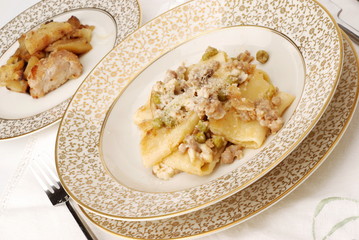 PASTA CON CARNE E PATATE ED INVOLTINO