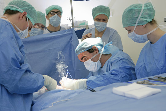 Ablation chirurgicale d'une tumeur cancéreude au sein.