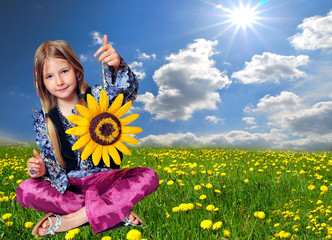 M&auml;dchen auf Blumenwiese Sonnenblume