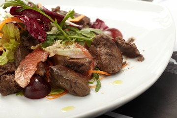 Beef with grapefruit and rucola salad