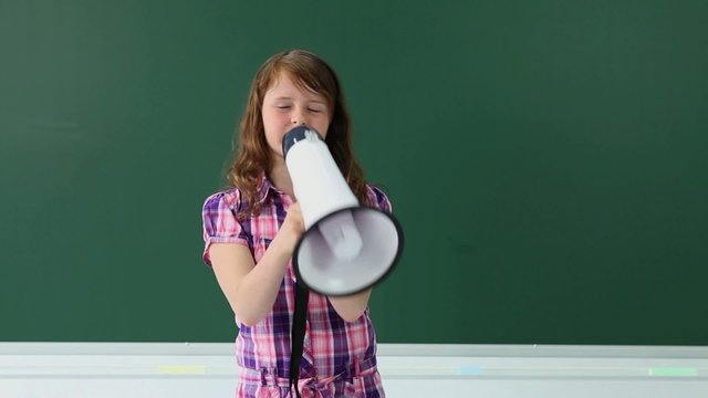 schulkind mit megaphon