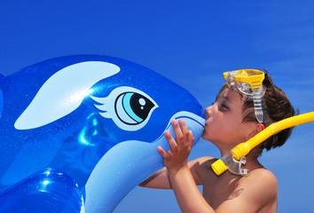 Kind mit Delphin