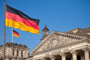 Reichstag - Bundestag in Berlin - Deutschlandfahne