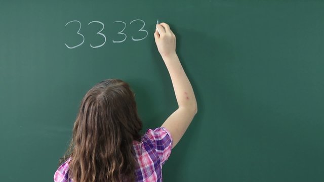 schulkind l&ouml;st eine rechenaufgabe