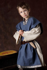 enfant déguisé en chevalier