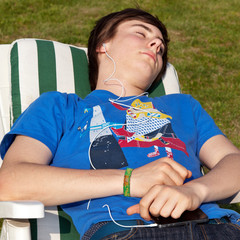 Teenager entspannt im Liegestuhl 464