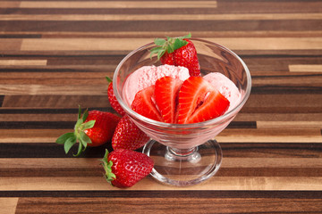 Frisches Eis mit Erdbeeren
