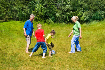 Obraz premium elderly couple with their grandchildren