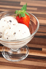 Stracciatella-Eis mit Erdbeeren