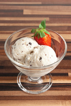 Stracciatella-Eis mit Erdbeeren