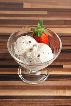 Stracciatella-Eis mit Erdbeeren