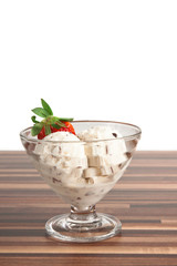 Stracciatella-Eis mit Erdbeeren