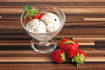 Stracciatella-Eis mit Erdbeeren
