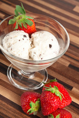 Stracciatella-Eis mit Erdbeeren