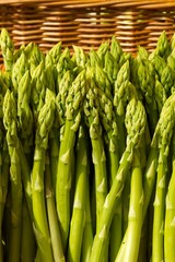 Fototapeta premium Grüner Spargel im Weidenkorb
