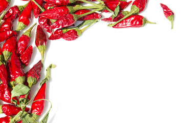 Cornice di peperoncini su fondo bianco