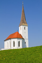 Fototapeta na wymiar Kościół na łące wiosną w Bawarii